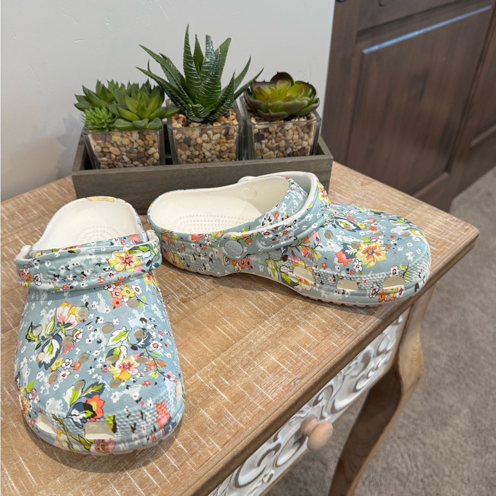 Ladies Crocs. Laura Ashley print. 

Lightly worn.